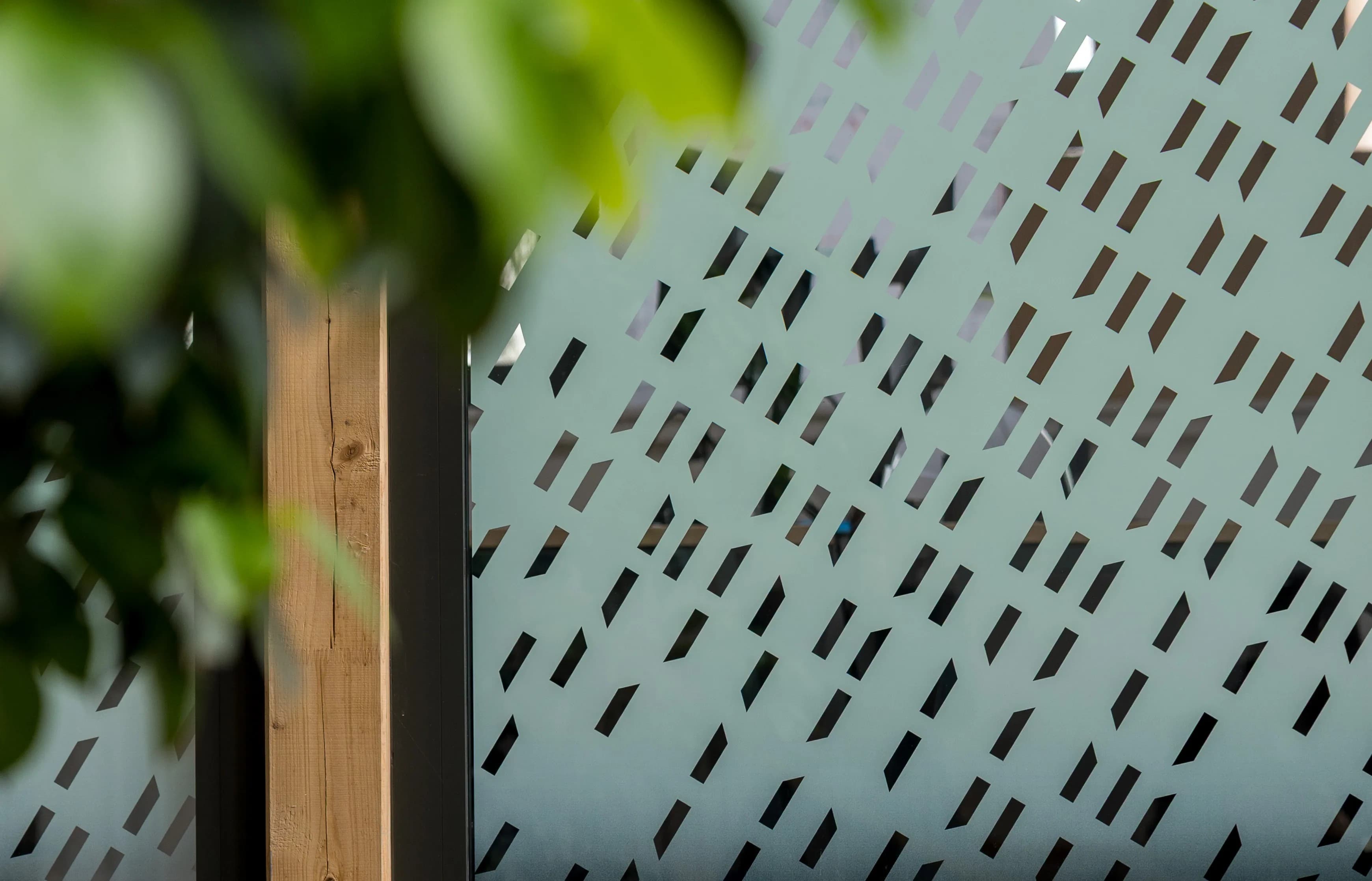 Façade architecturale ajourée du data center Eclairion à Bruyères-le-Châtel, plaques métalliques perforées