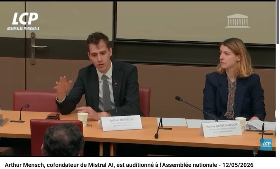 Arthur Mensch et Audrey Herblin-Stoop à la table de l'audition devant la Commission d'enquête de l'Assemblée nationale, plaque nominative visible